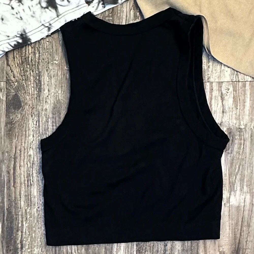 Lot of 3 black, black & white tie dye, tan sleeveless crop tops juniors‎ XS - Picture 11 of 12